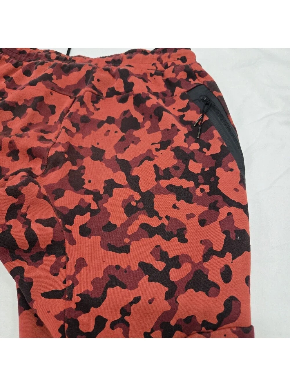 Size MEDIUM Nike Sportswear Tech Fleece Camo Jogger Pants Red Black CJ5981-603